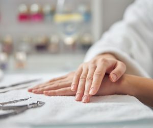 woman-coming-to-nail-artist-for-manicure.jpg woman-coming-to-nail-artist-for-manicure.jpg